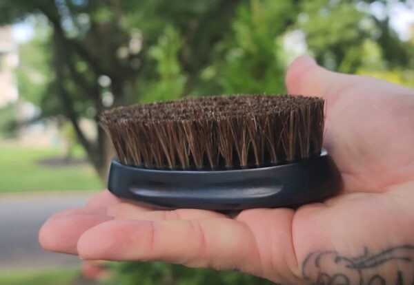 The Best Garment Brush – Compact, Durable & Travel-Friendly